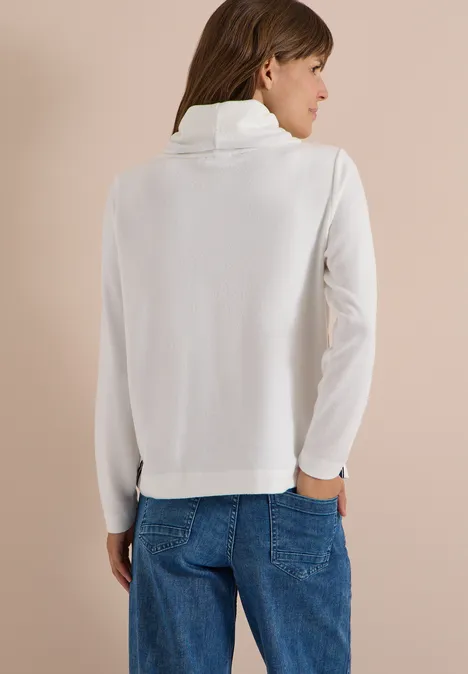 Zacht shirt met kraag en band vanilla white Rückansicht einer Frau in hellem Rollkragenpullover und blauen Jeans vor neutralem Hintergrund.