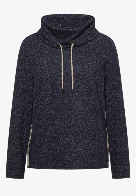 Pull en maille bleu foncé avec col cheminée, cordon de serrage et petites fermetures éclair latérales.