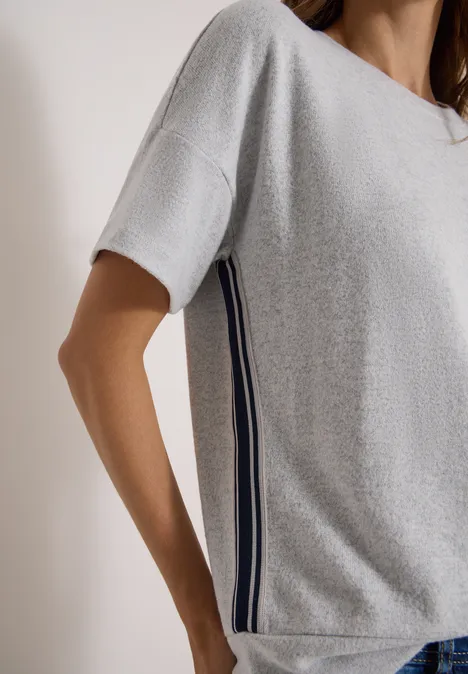 Leicht graues, kurzärmliges Strickshirt mit seitlichen Marineblau-Weiß-Streifen