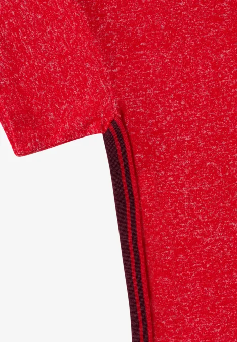 Rotes T-Shirt mit schwarzer Ziernaht entlang der Seitennaht