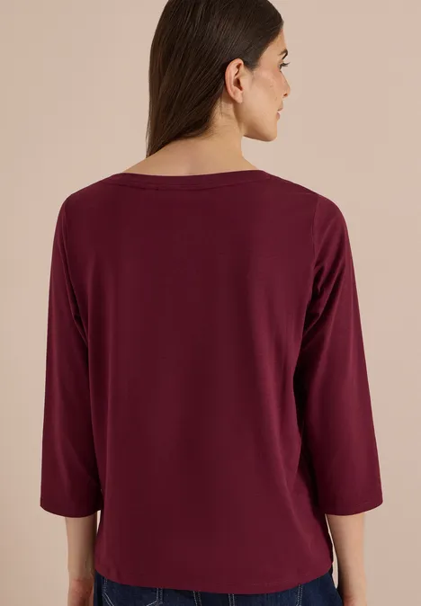 Vue de dos d'une femme portant un t-shirt manches 3/4 couleur bordeaux
