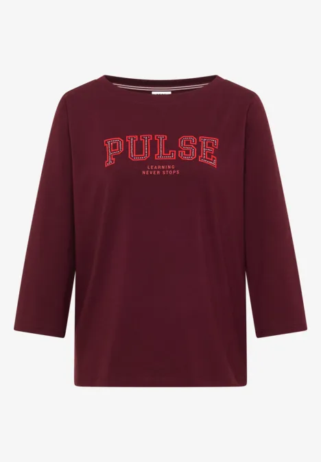 T-shirt bordeaux manches 3/4 avec impression « PULSE » à l’avant.