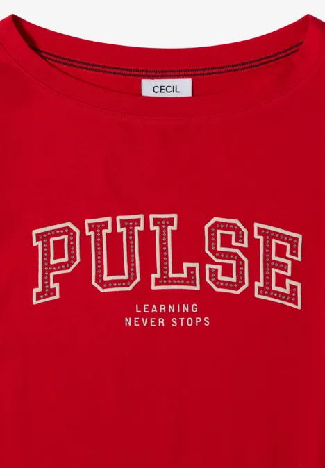 T-shirt rouge portant 'PULSE' en grands caractères et 'LEARNING NEVER STOPS' en petit.