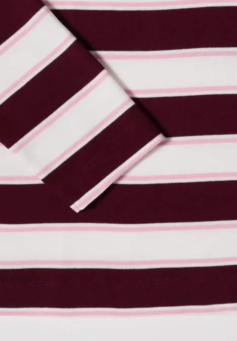 Detail eines burgundrot-weiß-rosa gestreiften Shirtärmelstücks