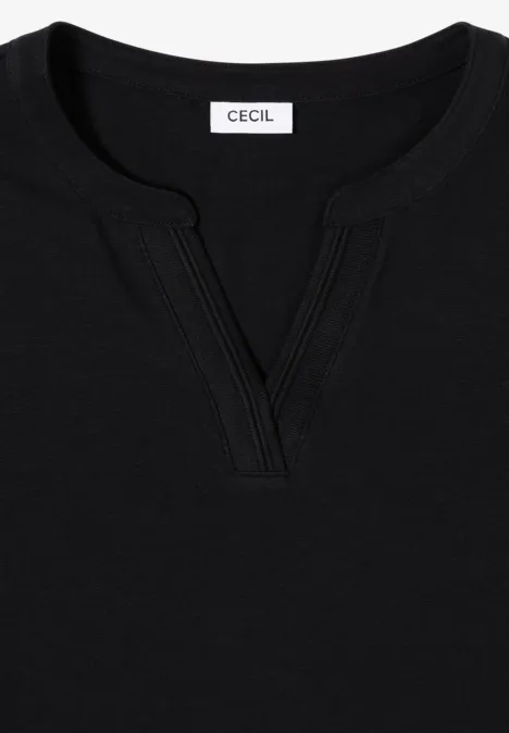 Schwarzes Shirt mit kleinem V-Ausschnitt am Rundhalskragen und CECIL-Label.