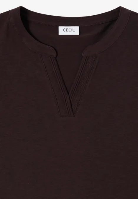 Dunkelbraunes T-Shirt mit V-Ausschnitt und Cecil-Label am Kragen.