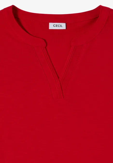 Rotes T-Shirt mit abgerundetem V-Ausschnitt und feinen Nahtdetails, Markenetikett 'CECIL' am Kragen.