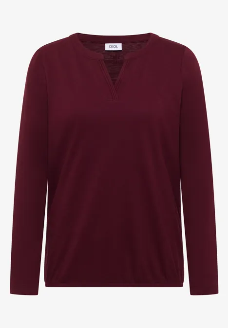 Schlichtes, weinrotes Langarmshirt mit V-Ausschnitt.