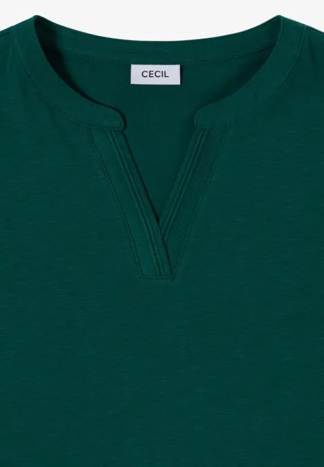 Ein schlichtes, dunkelgrünes T-Shirt mit V-Ausschnitt und feiner Nahtverzierung von CECIL.