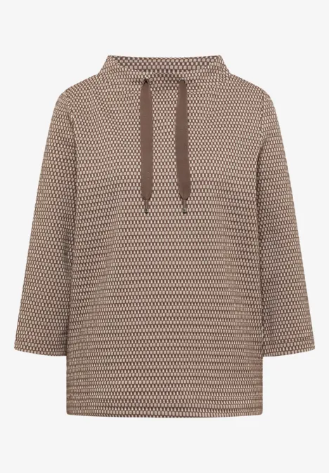 Beiger Kapuzenpullover mit braunem, kleinem geometrischem Muster und Kordelzug.