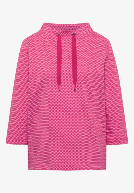 Pinkfarbener Kapuzenpullover mit feinem Strukturmuster und Kordelzug.