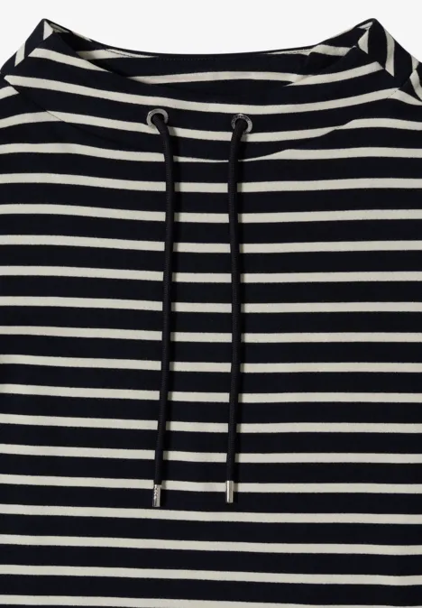 Langarm Shirt mit Funnel Neck und Streifen urban dark blue Schwarz-weiß gestreifter Pullover mit Kapuze und Kordelzug vorne.