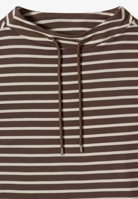 Hoodie marron à rayures crème horizontales avec cordon.