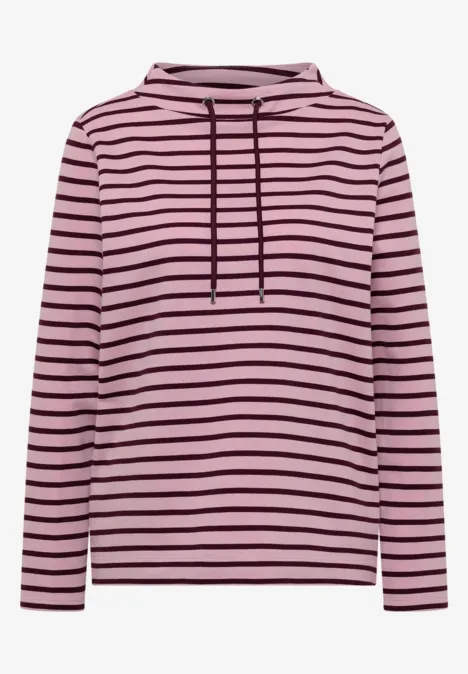 Ein pinker Hoodie mit schwarzen horizontalen Streifen und Kapuze.