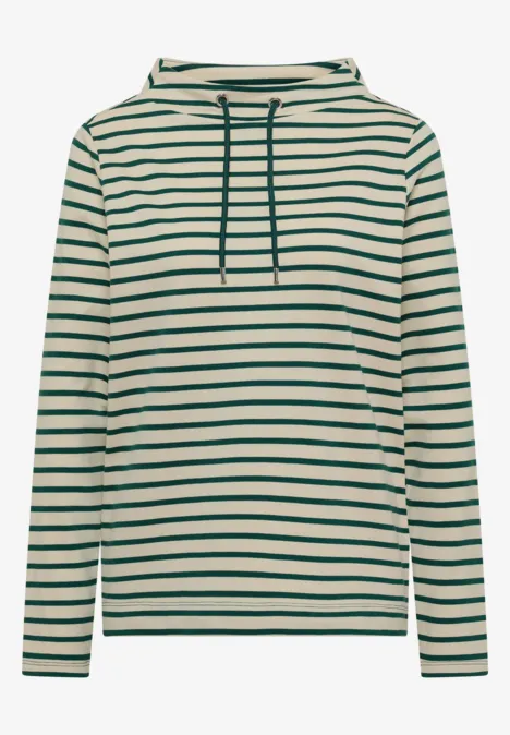 Ein langärmeliges Kapuzen-Sweatshirt mit hellem Grund, grünen Querstreifen und Kordelzug.