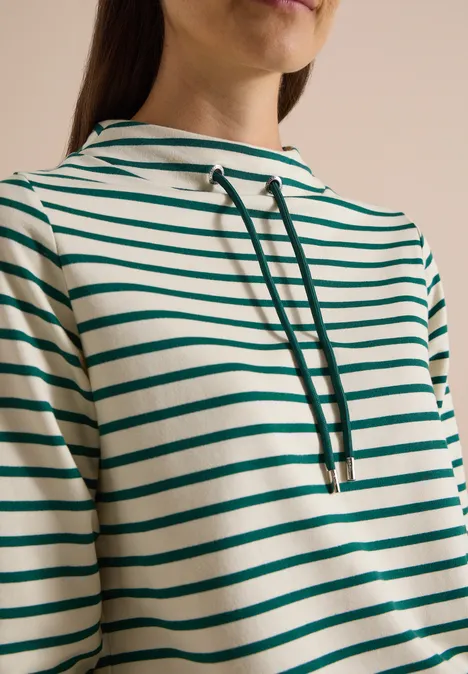 Weiß-grünes, gestreiftes Shirt mit Kapuzenkragen und Tunnelzug.