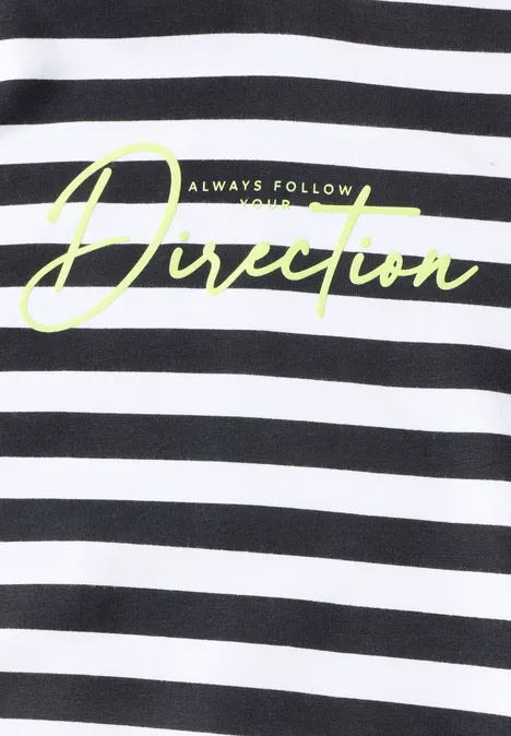 Langarm Shirt mit Kapuze und Streifen urban dark blue Schwarz-weiß gestreiftes Design mit neongelbem Schriftzug 'Always Follow Direction'.