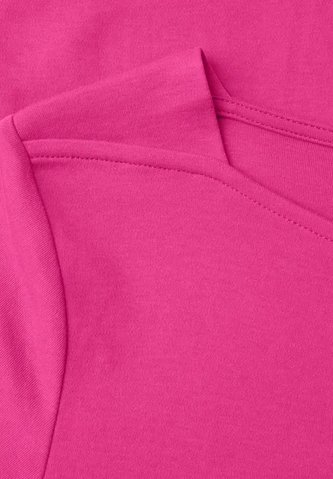 Podstawowa koszulka z dekoltem w łódkę pink flash Zbliżenie na jaskraworóżowy materiał z widocznymi szwami i zagnieceniami.