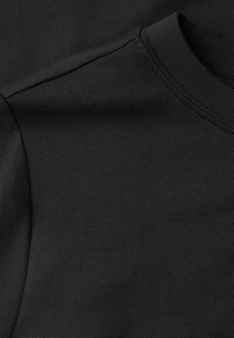 Shirt met lange mouwen en trekkoord aan de zoom Black Close-up van een zwart katoenen T-shirt in jersey met ronde hals en zichtbare stiksels.