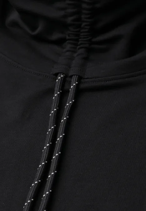 Shirt met lange mouwen, col en trekkoord Black Close-up van een zwart kledingstuk met geplooide capuchon en zwarte koorden met reflecterende details.