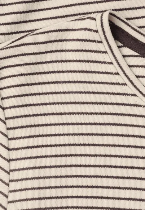 T-shirt à manches longues, col rond et rayures pearl beige Nahaufnahme eines Kleidungsstücks mit dünnen schwarzen Streifen auf cremefarbenem Stoff.