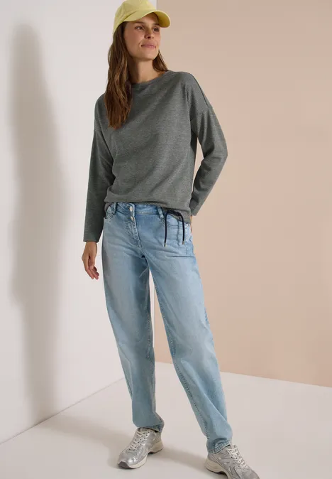 Langarm Shirt mit U-Boot-Ausschnitt urban dark blue Junge Frau in grauem Pullover, Jeans und gelber Mütze steht vor neutralem Hintergrund.