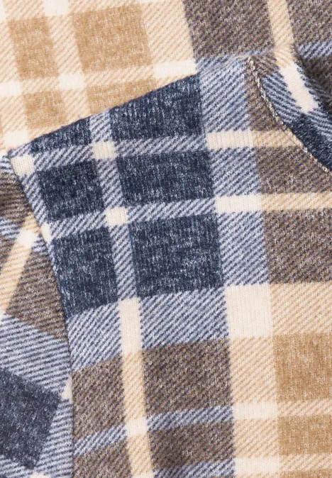 Shirt met lange mouwen, ronde hals en ruitjespatroon urban dark blue Nahaufnahme eines karierten Flanellstoffs in Beige, Blau und Weiß.