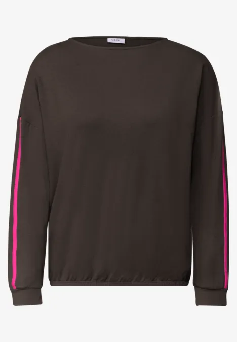 Dunkelbraunes Langarm-Sweatshirt mit pinken Seitenstreifen an den Ärmeln.