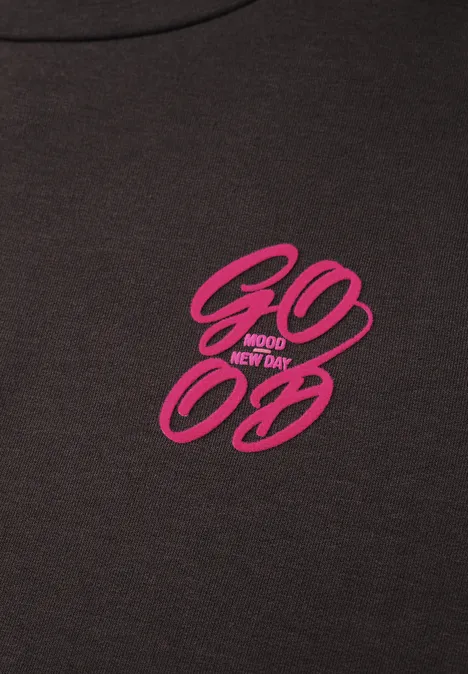 Zwart T-shirt met roze tekst 'GOOD MOOD EVERY DAY' in een modern lettertype