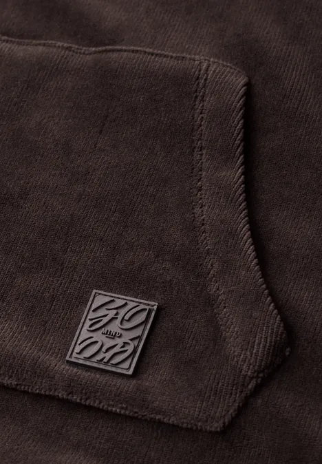 Bruin kledingstuk met kangoeroezak en klein logopatch.