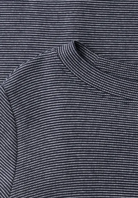 Ein dunkelblau-weiß gestreiftes Shirt mit Rundhalsausschnitt aus Baumwollstrick.