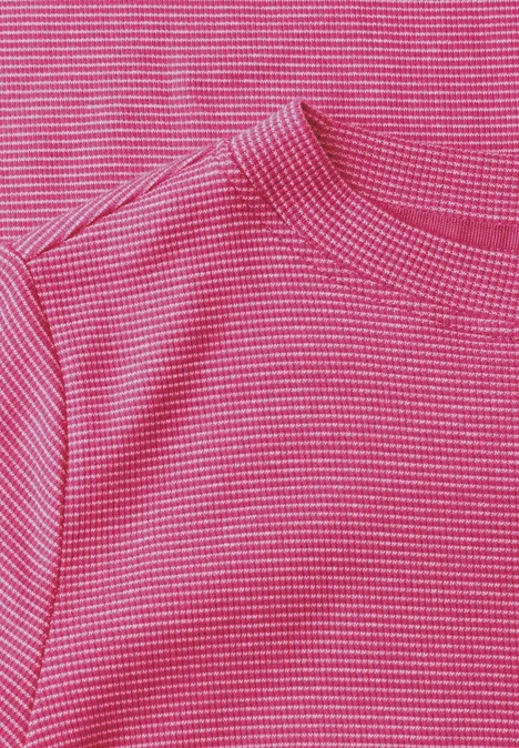 Nahaufnahme eines pinkfarbenen gerippten Strickstoffs