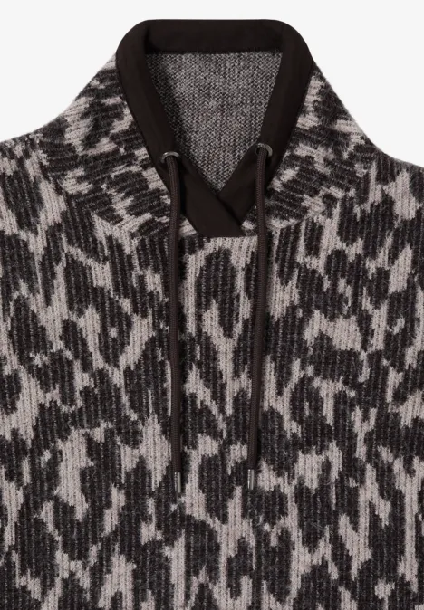 Langarm Shirt mit Fake-Kapuze truffle brown Grobgestrickter Hoodie mit Kapuze, Kordeln und abstraktem schwarz-weißem Muster.