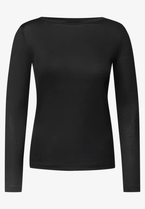 Een eenvoudig zwart shirt met lange mouwen zonder opdruk.