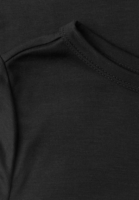 Close-up van een zwart T-shirt met ronde hals, fijne stof en zichtbare naden.