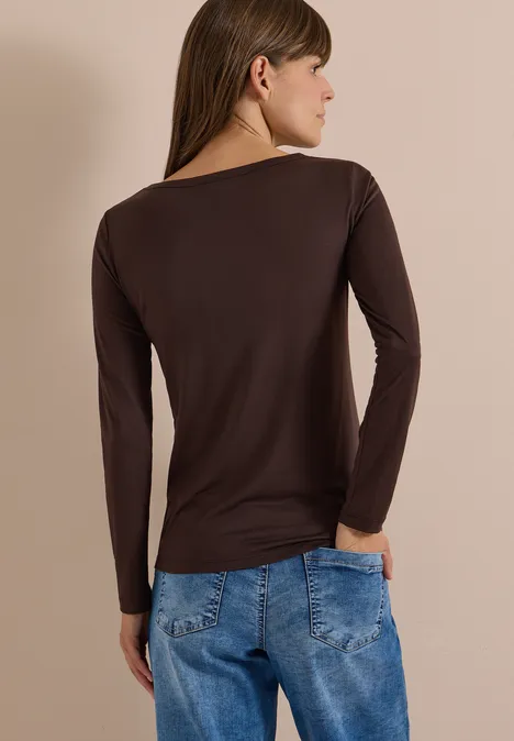 Langarm Shirt in Unifarbe mit Boat Neck truffle brown Frau von hinten trägt ein braunes Langarmshirt und blaue Jeans.
