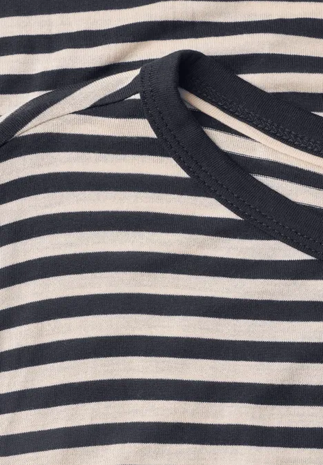 Langarm Shirt mit Boat Neck und Streifen urban dark blue Nahaufnahme eines schwarz-weißen, quer gestreiften Shirts mit Rundhalsausschnitt.