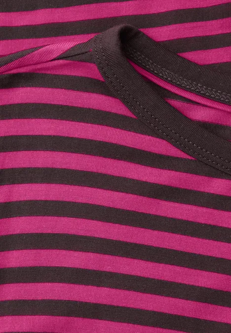 Zbliżenie na pasiasty T-shirt w kolorze różowym i ciemnobrązowym.