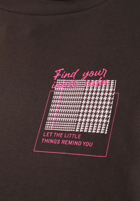 Ciemny T-shirt z różowym napisem 'Find your', biało-różowym wzorem pepitki i 'Let the little things remind you'.
