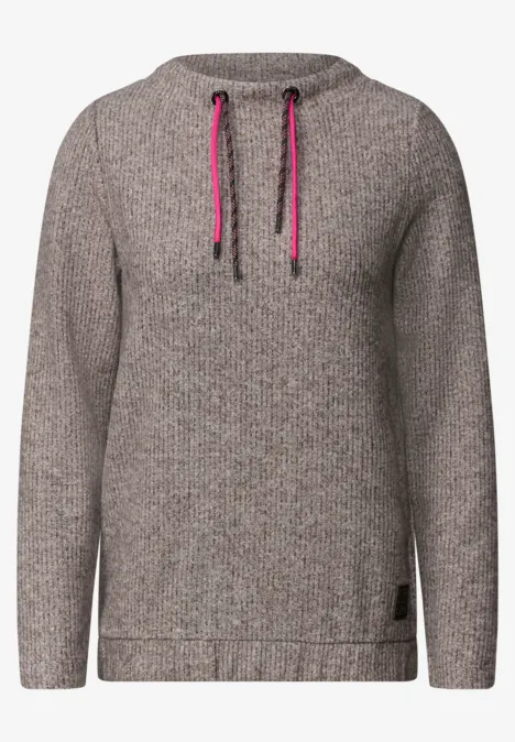 Grauer Kapuzenpullover mit dezentem Strickmuster und pinken Kordeln.