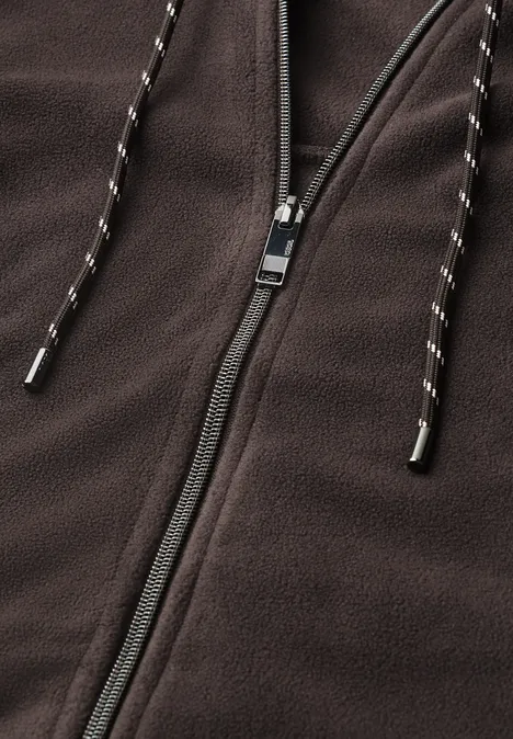 Gros plan d'une veste polaire marron avec fermeture éclair et cordons.