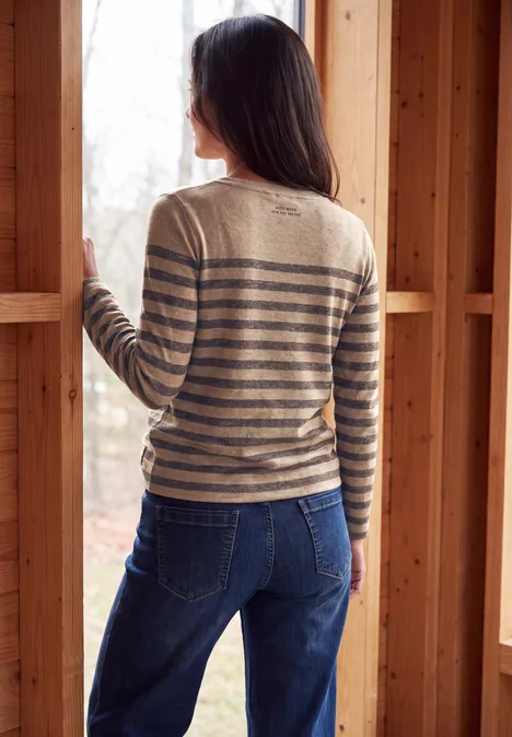 Langarm Shirt mit Boat Neck und Streifen creamy mocha melange Rückansicht einer Frau in hellem, gestreiftem Pullover und blauen Jeans in einem unfertigen Holzrahmen.