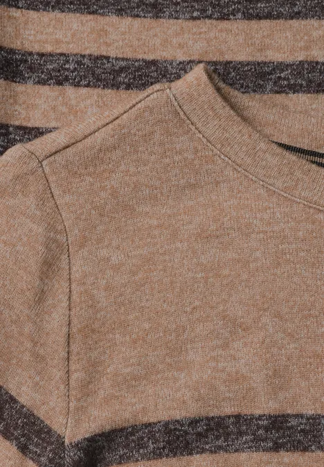 Langarm Shirt mit Boat Neck und Streifen creamy mocha melange Braun-beiger Strickpullover mit schwarzen Querstreifen liegend auf hellem Untergrund