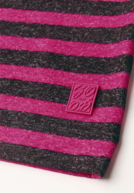 Zwart-roze gestreept stofdeel met klein roze merkembleem aan de zoom.