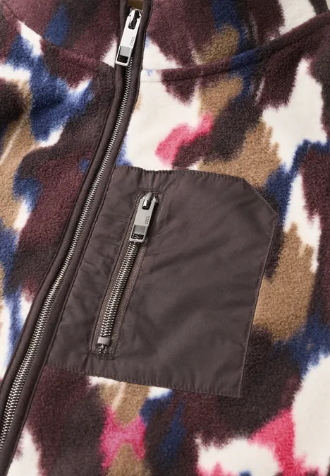 Fleecejas met kleurrijk camouflagemotief en een borstzakje met ritssluiting.