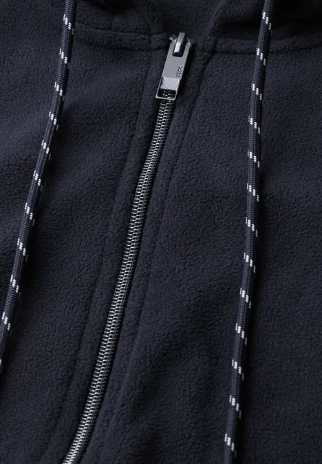 Schwarze Fleecejacke mit Reißverschluss und kontrastierenden Kordeln.