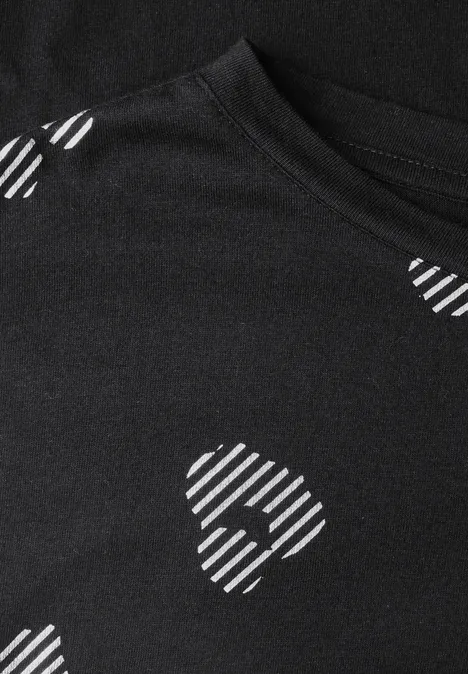 Langarm Shirt mit Boat Neck und Leo-Muster Black Schwarzes T-Shirt mit weißen, diagonal gestreiften Herzmotiven.