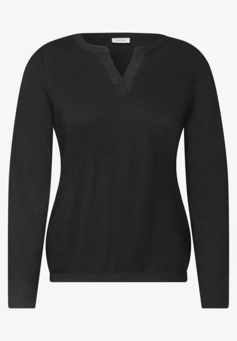 Schwarzer V-Pullover mit langen Ärmeln und schmalem Bund, schlichtes Design.