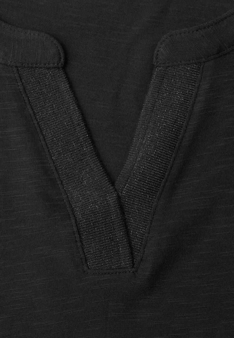 Schwarzes T-Shirt mit V-Ausschnitt und texturierter Blende