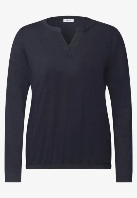 Schlichtes dunkelblaues Langarmshirt mit V-Ausschnitt.